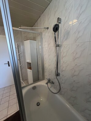 Secadora de cabello, toallas, jabón, papel de baño 