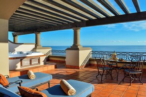 Outdoor dining - GORGEOUS 3-bedroom villa in Cabo San Lucas - infinity pool (Cabo San Lucas)