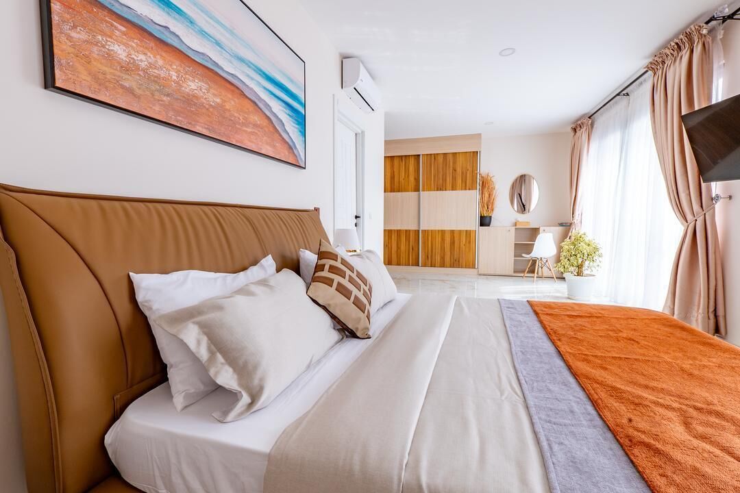 5 bedrooms, iron/ironing board, WiFi, bed sheets