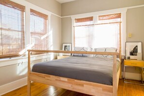 Desk, iron/ironing board, WiFi - Casita Linda: one minute walk to the U of A (Tucson)