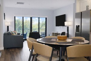 Signature Suite, 3 Bedrooms, Kitchen, Canal View | Interior