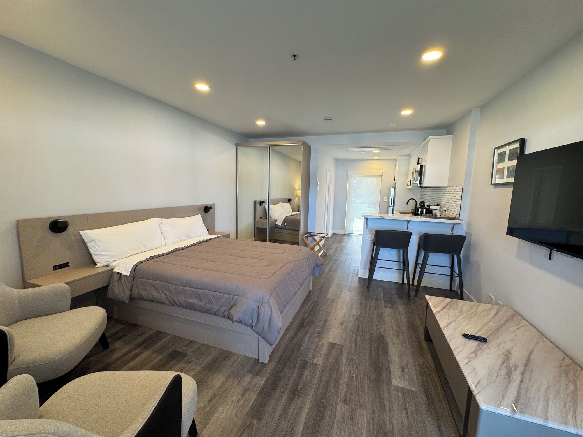 Signature Studio Suite, 1 Queen Bed, Patio, Canal View