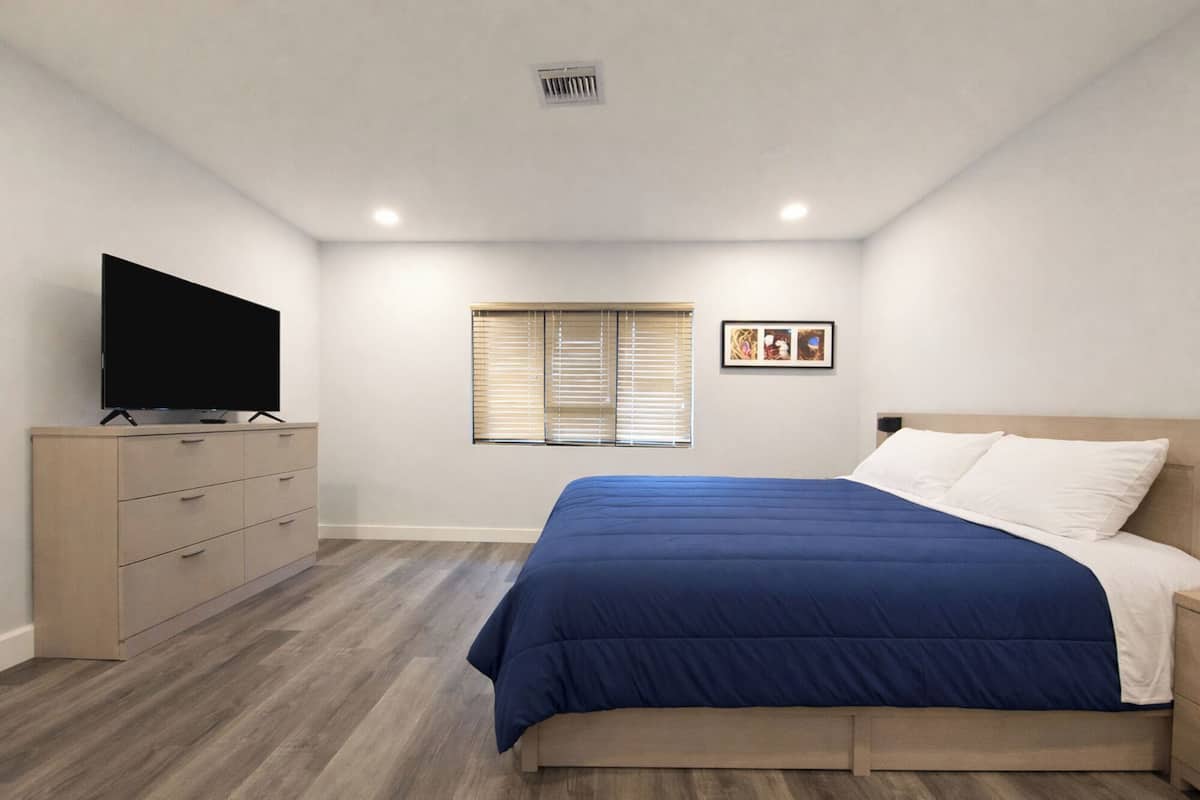 Phòng Suite có thiết kế đặc trưng, 3 phòng ngủ, bếp, quang cảnh kênh