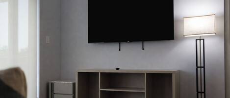 Signature Suite, 3 Bedrooms, Kitchen, Canal View | Interior