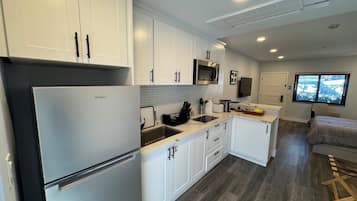 Suite estudio Prestigio, 1 cama Queen size, patio, vista al canal | Cocina privada