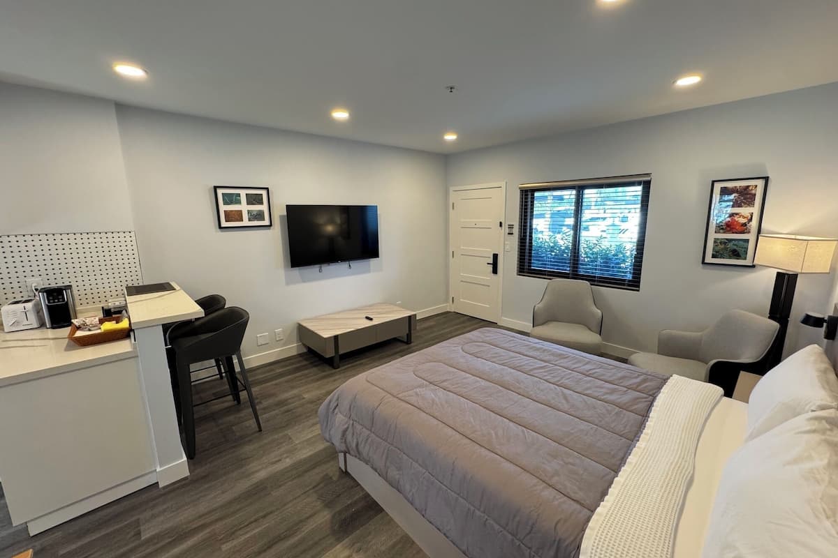 Studio Suite có thiết kế đặc trưng, 1 giường cỡ queen, sân hiên, quang cảnh kênh