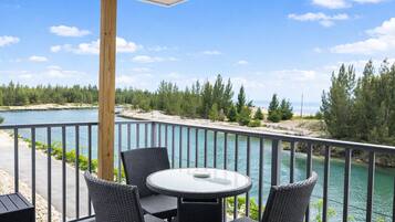 Signature Suite, 3 Bedrooms, Kitchen, Canal View | Outdoor dining
