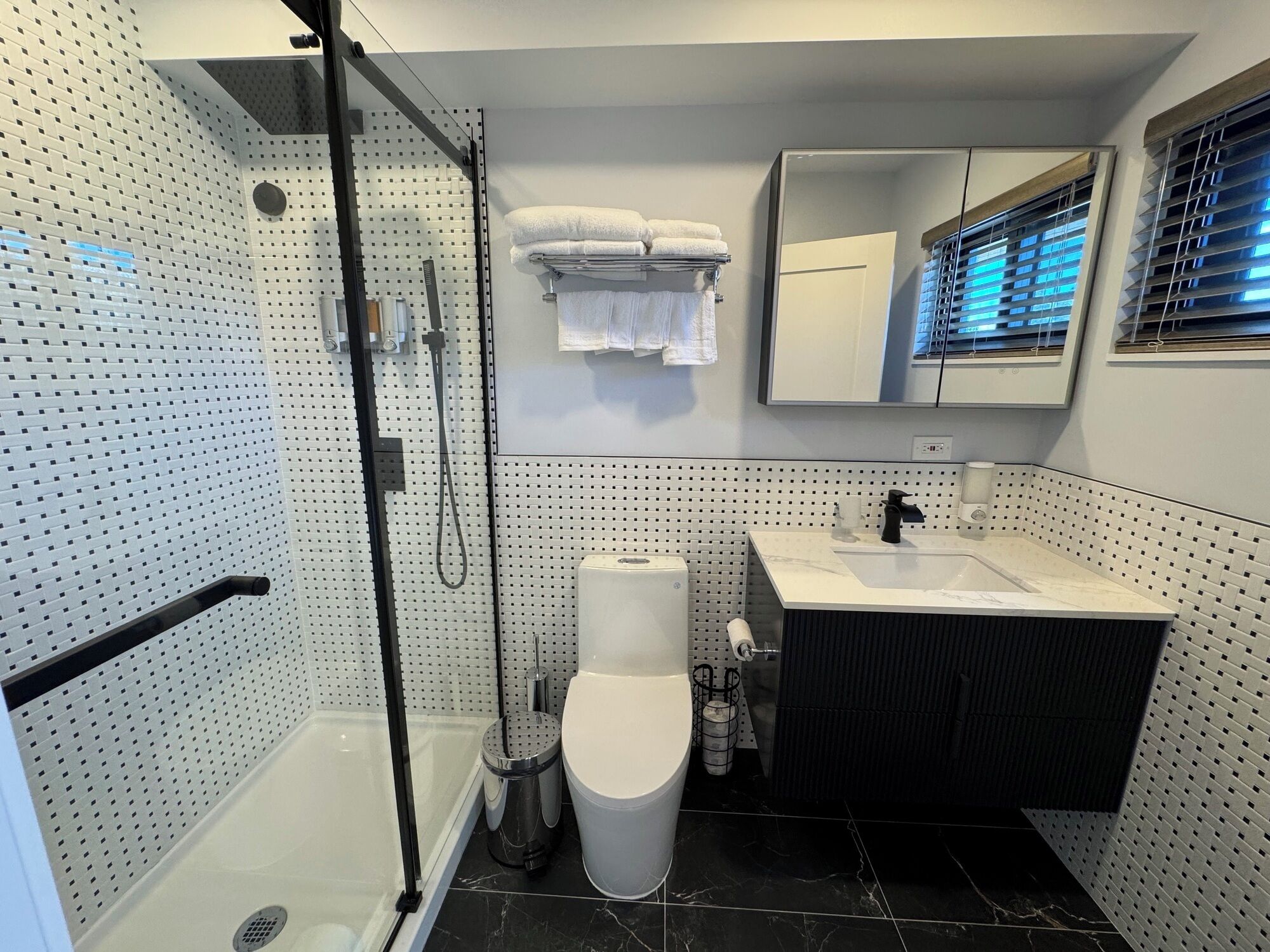 Suite Studio Signature, 1 grand lit, patio, vue canal | Salle de bain | Douche, douche à « effet pluie », serviettes fournies, savon