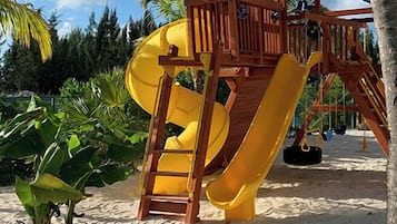 Área de juegos infantiles al aire libre