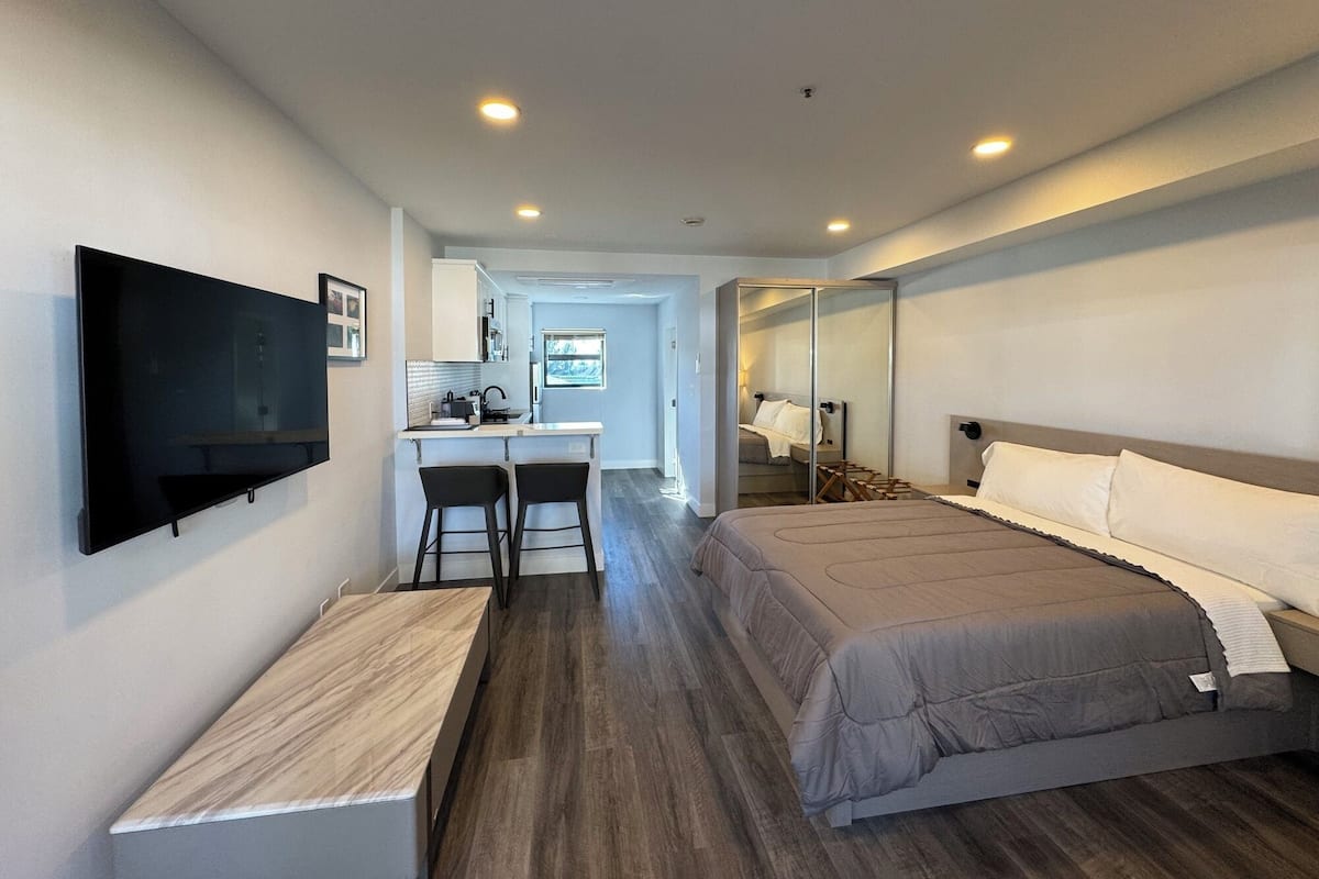 Phòng Suite có thiết kế đặc trưng, 1 phòng ngủ, bếp, quang cảnh kênh