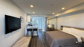 Signature Suite, 1 Bedroom, Kitchen, Canal View