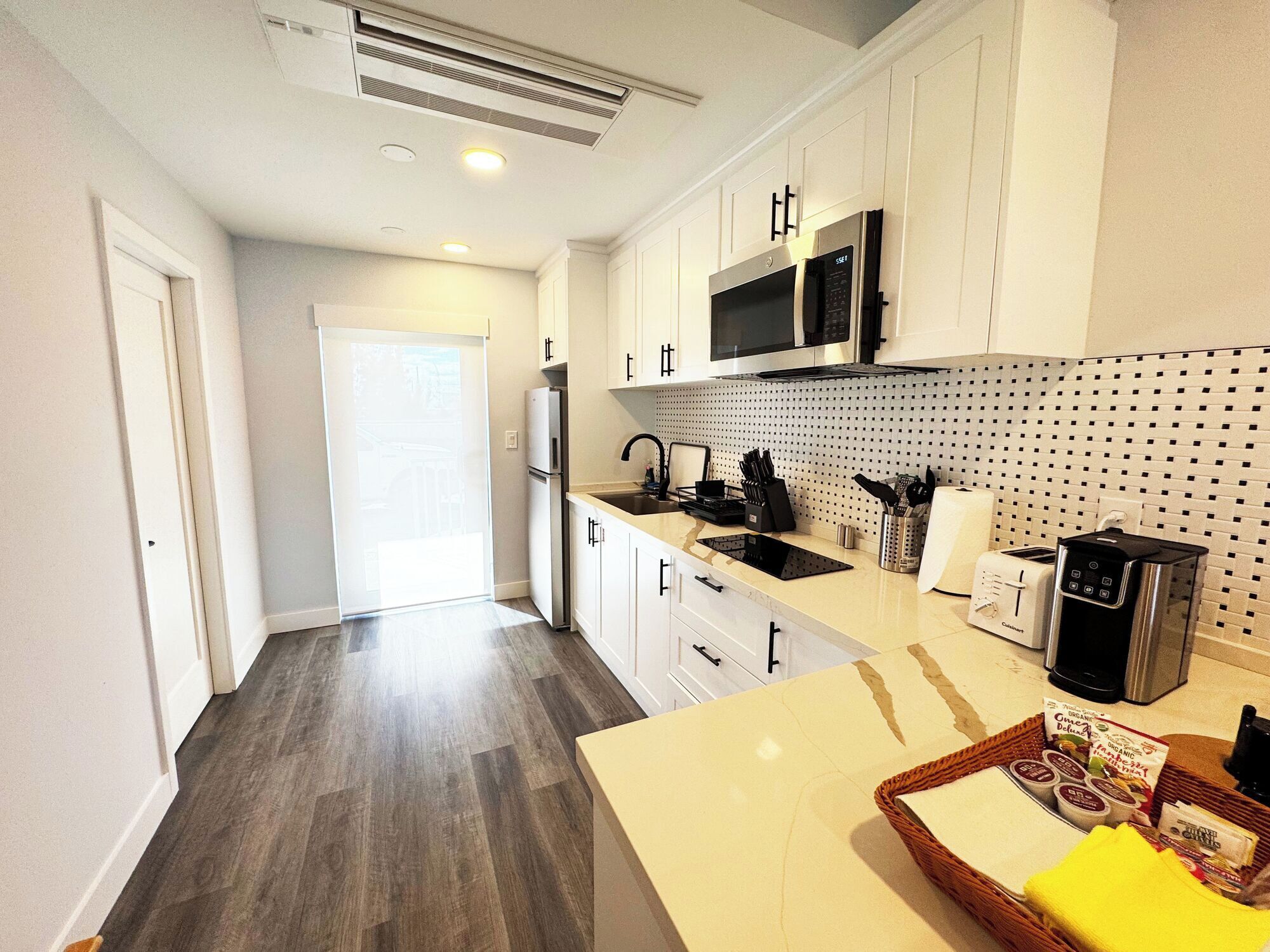 Signature Studio Suite, 1 Queen Bed, Patio, Canal View | Private kitchen