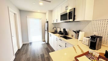 Studiosuite – signature, 1 queensize-seng, terrasse, kanalutsikt | Eget kjøkken