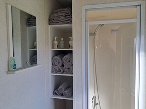 Serviettes fournies, savon, papier de toilette