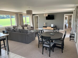 Smart TV - Poachers Cottage - Luxury 2 bed, ensuite, hot tub, private patio, stunning views (Blandford Forum)