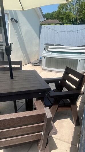 Outdoor dining - Poachers Cottage - Luxury 2 bed, ensuite, hot tub, private patio, stunning views (Blandford Forum)
