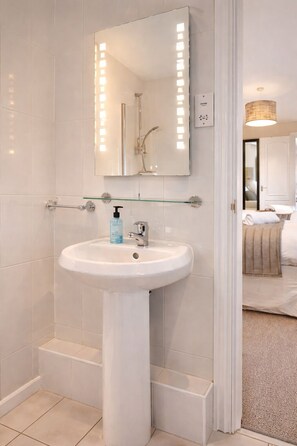 Shower, hair dryer, towels, soap - Poachers Cottage - Luxury 2 bed, ensuite, hot tub, private patio, stunning views (Blandford Forum)