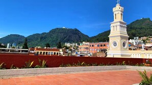 Une ville côtière qui se distingue par son imposant beffroi, ses collines verdoyantes et son mélange de bâtiments modernes et traditionnels.