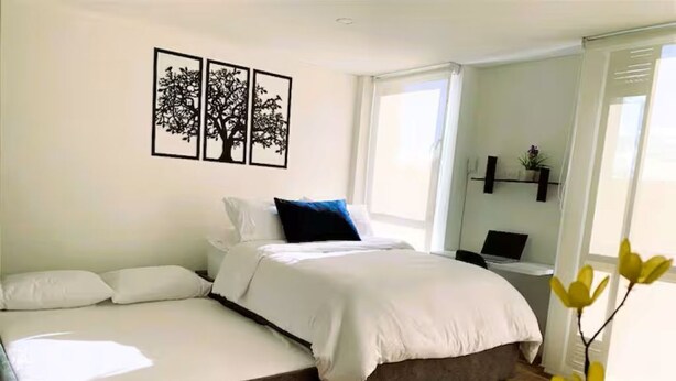 Une chambre à coucher avec un lit, un bureau et une fenêtre.
