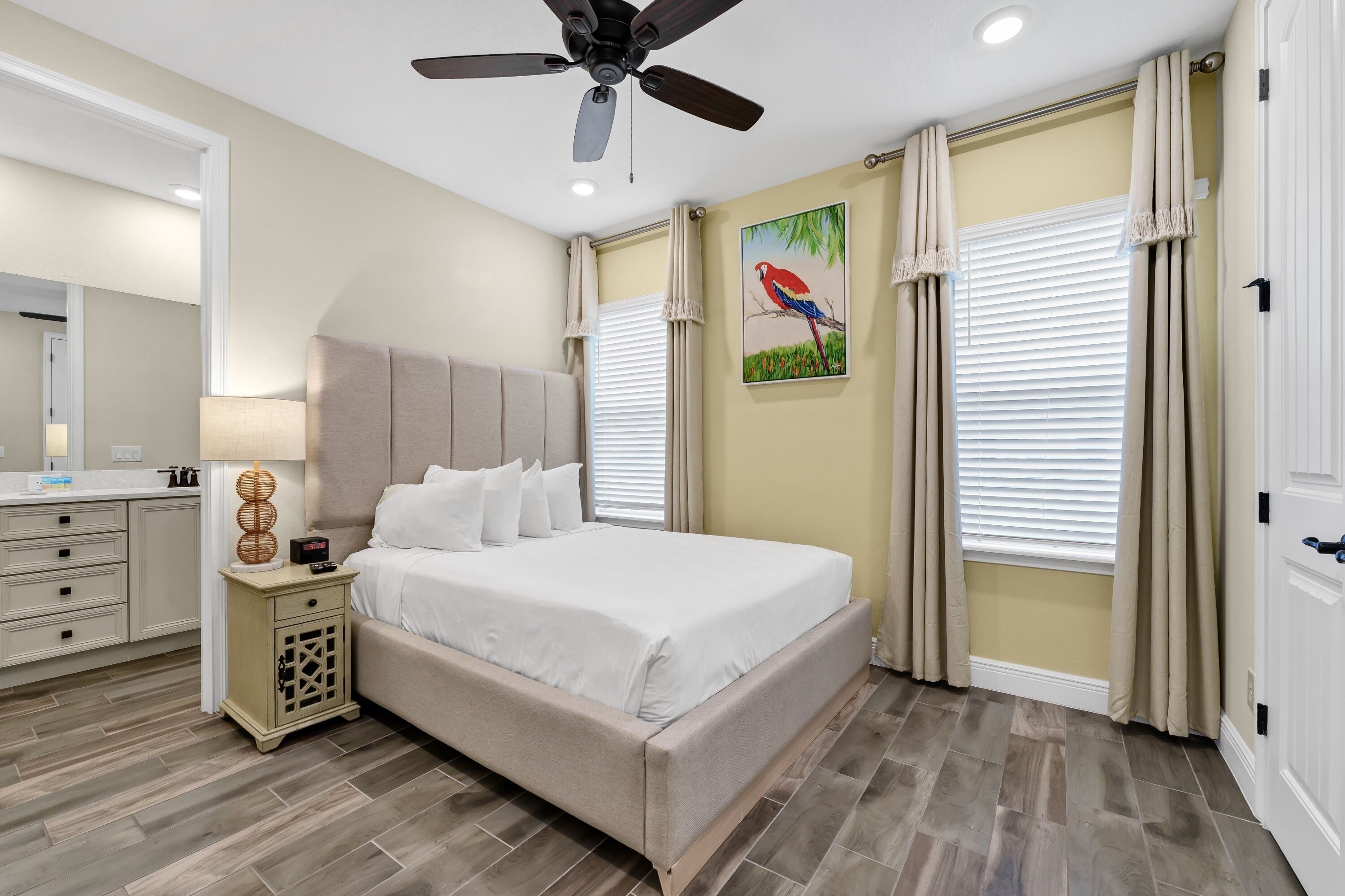 セーフティボックス (室内)、アイロン / アイロン台、WiFi (無料)