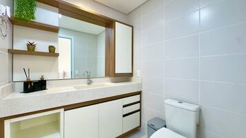 Douche, sèche-cheveux, serviettes fournies, savon