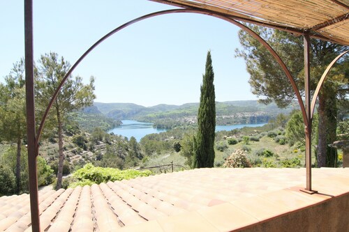 Provence guest house with panoramic views - 2 bedrooms & balcony overlooking the lake