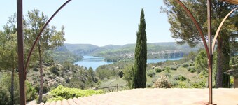 Provence guest house with panoramic views - 2 bedrooms & balcony overlooking the lake