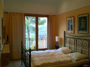 2 bedrooms, iron/ironing board, Internet - Provence guest house with panoramic views - 2 bedrooms & balcony overlooking the lake (Esparron-de-Verdon)