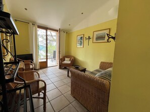 TV, books - Provence guest house with panoramic views - 2 bedrooms & balcony overlooking the lake (Esparron-de-Verdon)
