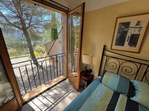 2 bedrooms, desk, iron/ironing board, travel cot - Provence guest house with panoramic views - 2 bedrooms & balcony overlooking the lake (Esparron-de-Verdon)