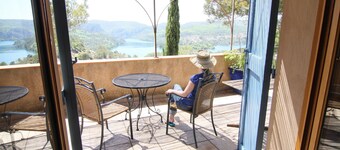 Provence guest house with panoramic views - 2 bedrooms & balcony overlooking the lake