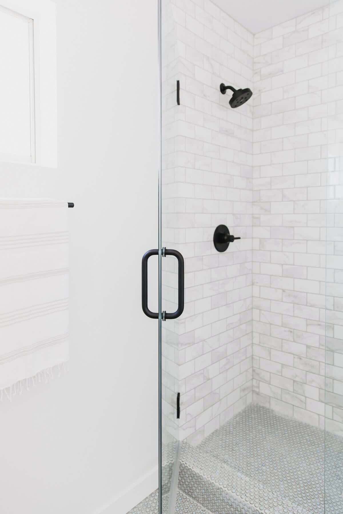 Douche, sèche-cheveux, serviettes fournies, shampoing