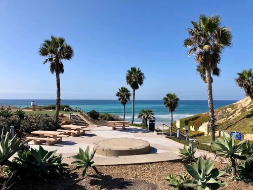 Peek-a-boo Ocean View - Modern Solana Surf Loft