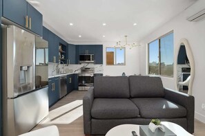 TV, fireplace, offices - Refined Retreat in Banker's Hill (San Diego)