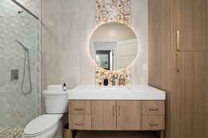 Shower, hair dryer, towels, shampoo - Refined Retreat in Banker's Hill (San Diego)