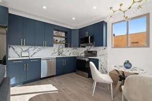 Fridge, microwave, oven, stovetop - Refined Retreat in Banker's Hill (San Diego)