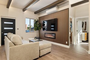 TV, fireplace, offices - Modern Elegance in Banker's Hill San Diego (San Diego)