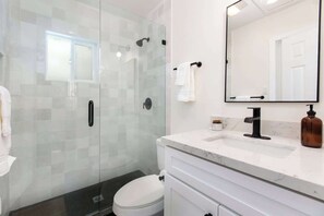 Shower, hair dryer, towels, shampoo - Cozy Cliffs Apartment Walk to Beach & Newport Ave (San Diego)