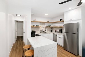 Fridge, microwave, oven, stovetop - Beachside Bliss! Entire Mission Beach Apartment (San Diego)