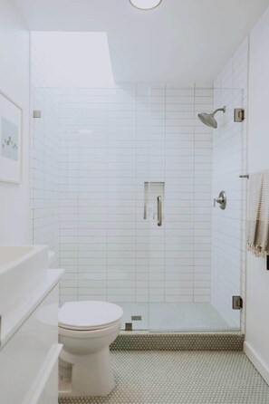 Shower, hair dryer, towels, shampoo - Fletcher Cove Solana Bright, Designed Studio Loft (Solana Beach)