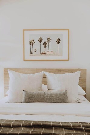 Tabla de planchar con plancha, cuna de viaje, wifi y ropa de cama 