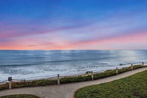 On the beach - Oceanfront Luxury Living | Direct Beach Access (Solana Beach)