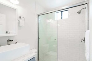 Shower, hair dryer, towels, shampoo - Ocean Beach Retreat | 3BR Spanish‑Style Home - Steps to Santa Cruz Cove (San Diego)