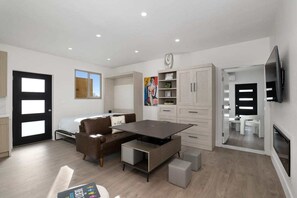 4 bedrooms, iron/ironing board, WiFi, bed sheets - Unique, Entire 4 Bedroom Home - High End Modern (San Diego)