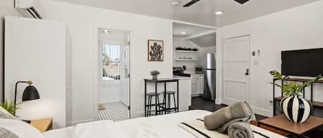 Fer et planche à repasser, lit parapluie, Wi-Fi, draps fournis