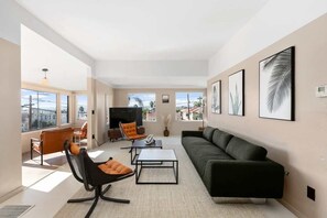 TV, offices - The Bankers Hill House | Bay & Downtown Views! (San Diego)