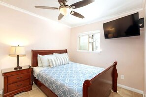 1 bedroom, iron/ironing board, WiFi, bed sheets - PB Local Living Beach Access Less Than a Block (San Diego)