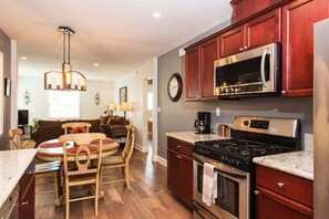 Fridge, microwave, oven, stovetop - Entire 2Bd in Most Convenient San Diego Location (San Diego)