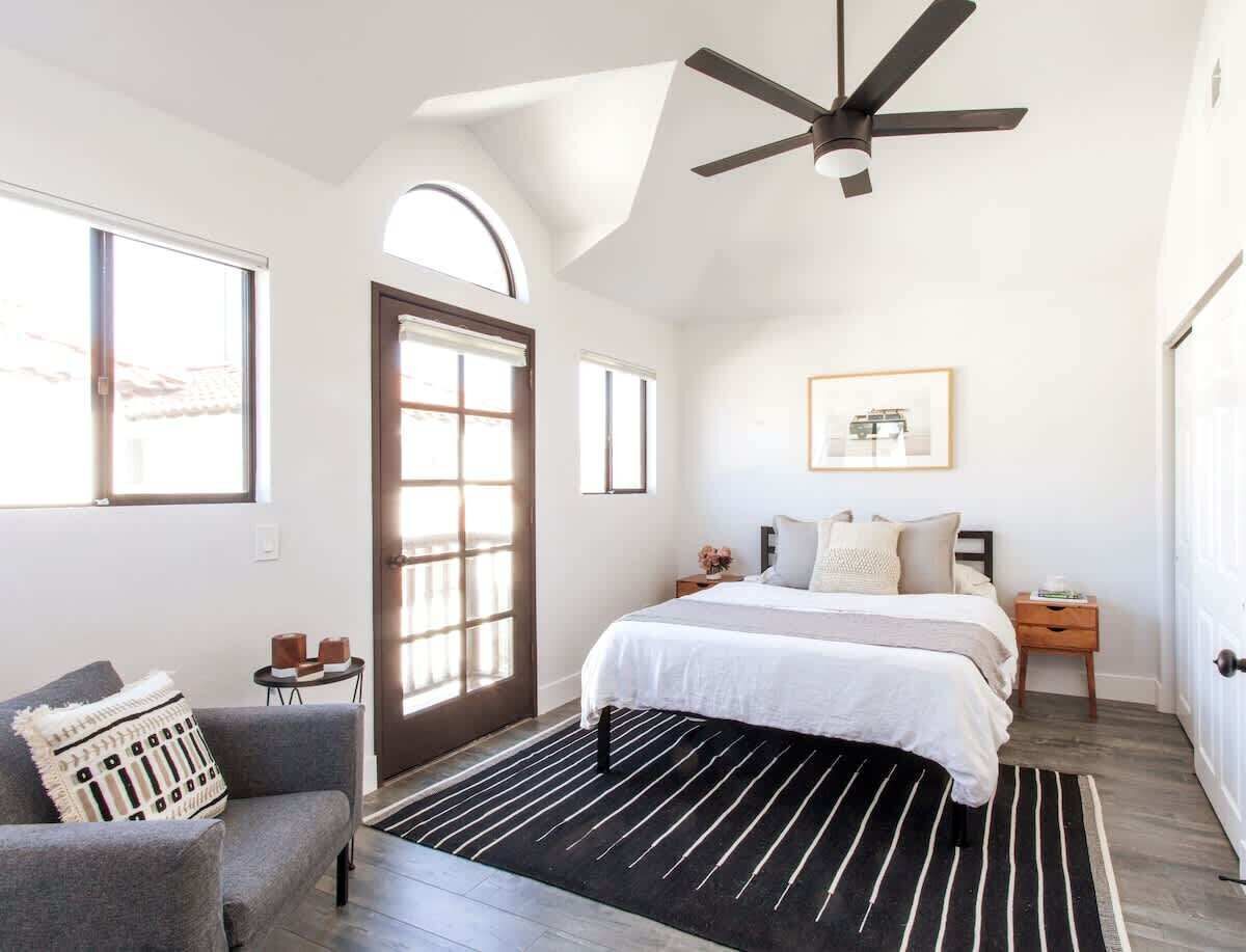 3 habitaciones, tabla de planchar con plancha, wifi y ropa de cama 