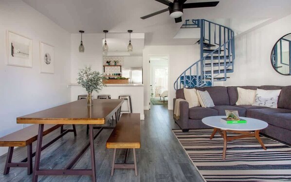 Dining - Steps to Sunset Cliffs Beaches + Walk to OB (San Diego)
